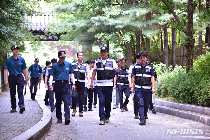 [서울=뉴시스]서울 노원구가 지역 내 공원과 둘레길 안전을 위해 보안관을 최대 60명으로 늘려 순찰에 나선다고 22일 밝혔다. (사진=노원구 제공). 2023.08.22. photo@newsis.com