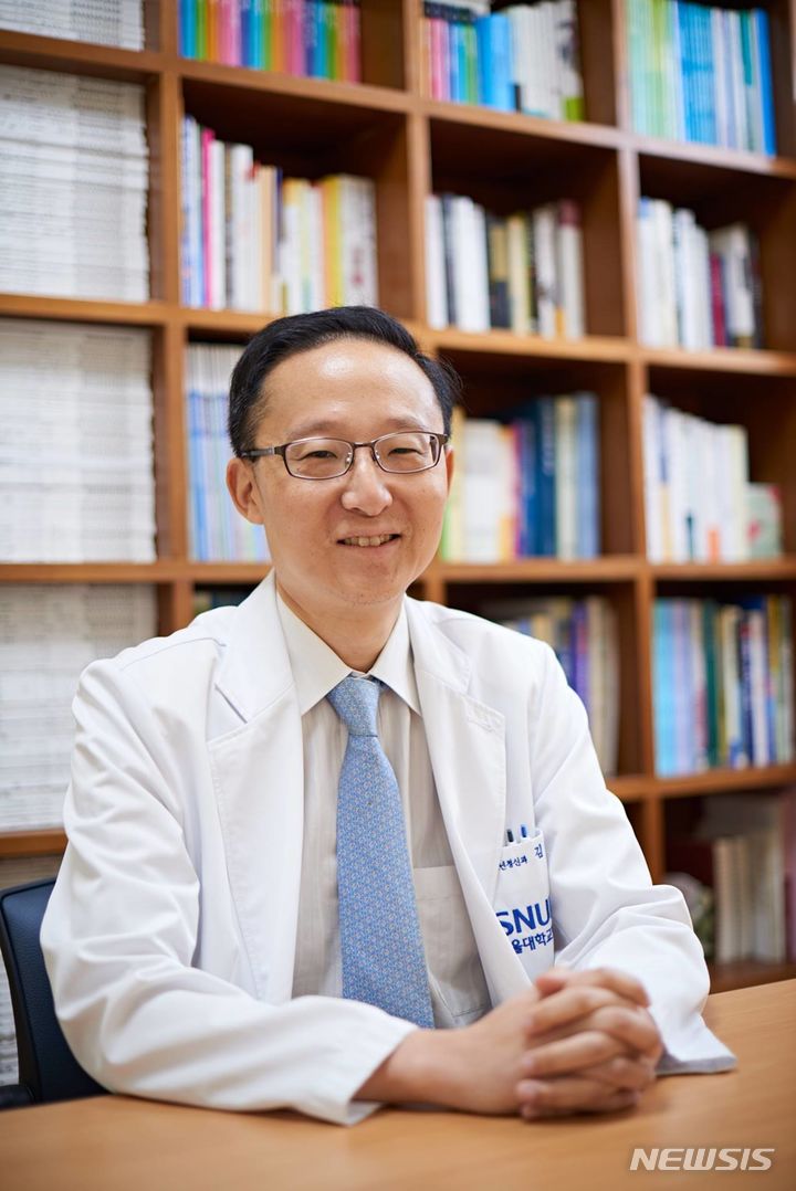 [서울=뉴시스]우울증 치료에 사용되는 항우울제에 반응하는 우울증 청소년은 위축된 신경 세포가 회복되고 편안한 뇌의 상태가 유지될가능성이 높다는 연구 결과가 나왔다. 사진은 서울대어린이병원 소아정신과 김재원 교수. (사진= 서울대병원 제공) 2023.08.22. photo@newsis.com. 