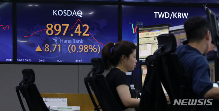 [서울=뉴시스] 김선웅 기자 = 코스닥지수가 전 거래일(888.71)보다 9.69포인트(1.09%) 상승한 898.40에 거래를 시작한 22일 오전 서울 중구 하나은행 딜링룸에서 딜러들이 업무를 보고 있다. 2023.08.22. mangusta@newsis.com