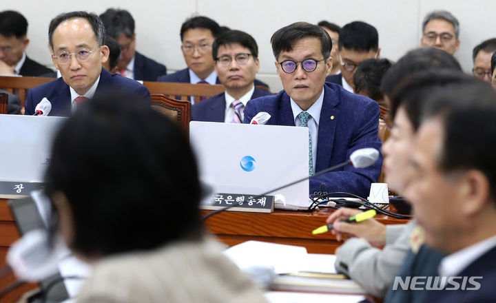 국회 기획재정위원회 현안질의.  [서울=뉴시스] 이영환 기자 = 이창용 한국은행 총재가 22일 오전 서울 여의도 국회에서 열린 기획재정위원회 전체회의에서 의원들의 질의에 답하고 있다. 2023.08.22. 20hwan@newsis.com