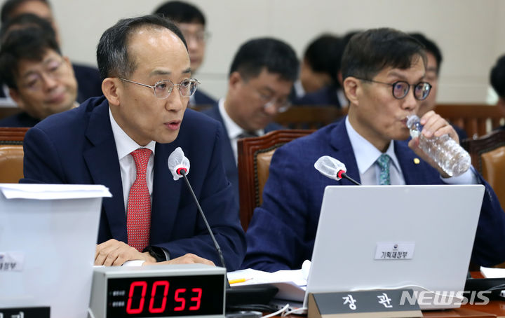 답변하는 추경호 경제부총리 겸 기획재정부 장관.  [서울=뉴시스] 이영환 기자 = 추경호 경제부총리 겸 기획재정부 장관이 22일 오전 서울 여의도 국회에서 열린 기획재정위원회 전체회의에서 의원들의 질의에 답하고 있다. 2023.08.22. 20hwan@newsis.com