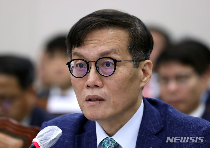 [서울=뉴시스] 이영환 기자 = 이창용 한국은행 총재가 22일 오전 서울 여의도 국회에서 열린 기획재정위원회 전체회의에서 의원들의 질의에 답하고 있다. 2023.08.22. 20hwan@newsis.com