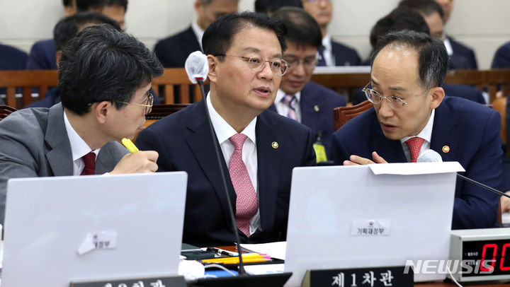 [서울=뉴시스] 이영환 기자 = 추경호 경제부총리 겸 기획재정부 장관이 22일 오전 서울 여의도 국회에서 열린 기획재정위원회 전체회의에서 방기선(가운데) 1차관, 김완섭(왼쪽) 2차관과 대화를 하고 있다. 2023.08.22. 20hwan@newsis.com