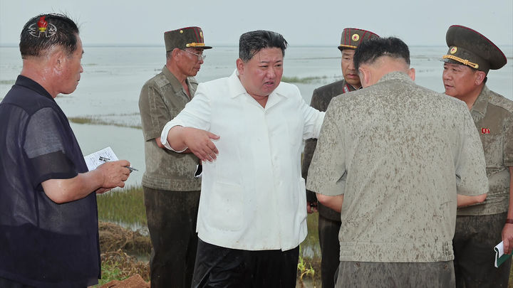 [서울=뉴시스] 김정은 북한 국무위원장이 지난 21일 평안남도 간석지건설종합기업소 안석간석지 피해복구 현장을 현지지도 했다고 조선중앙통신이 22일 보도했다. 이날 피해복구 현지지도에서 간석지 제방 배수 구조물 설치 공사가 제대로 이뤄지지 않아 바닷물에 제방이 파괴되어 간석지 구역이 침수됐다고 보도했다. 2023.08.22. photo@newsis.com *재판매 및 DB 금지