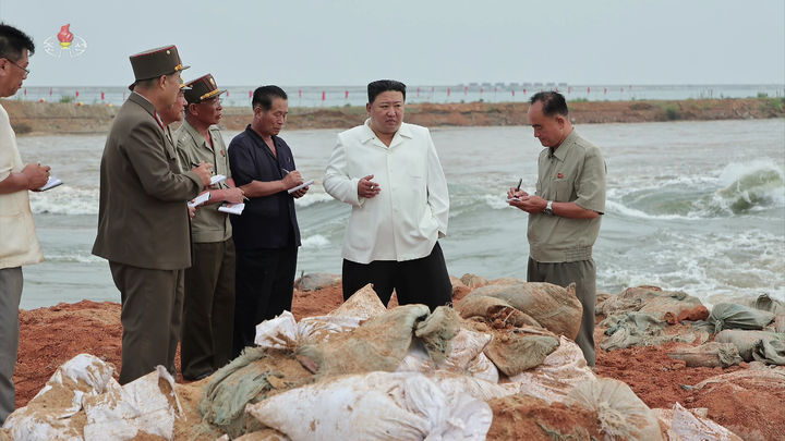 [서울=뉴시스] 김정은 북한 국무위원장이 지난 21일 평안남도 간석지건설종합기업소 안석간석지 피해복구 현장을 현지지도 했다고 조선중앙통신이 22일 보도했다. 이날 피해복구 현지지도에서 간석지 제방 배수 구조물 설치 공사가 제대로 이뤄지지 않아 바닷물에 제방이 파괴되어 간석지 구역이 침수됐다고 보도했다. 2023.08.22. photo@newsis.com *재판매 및 DB 금지