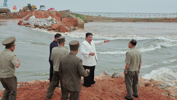[서울=뉴시스] 김정은 북한 국무위원장이 지난 21일 평안남도 간석지건설종합기업소 안석간석지 피해복구 현장을 현지지도 했다고 조선중앙통신이 22일 보도했다. 이날 피해복구 현지지도에서 간석지 제방 배수 구조물 설치 공사가 제대로 이뤄지지 않아 바닷물에 제방이 파괴되어 간석지 구역이 침수됐다고 보도했다. 2023.08.22. photo@newsis.com *재판매 및 DB 금지