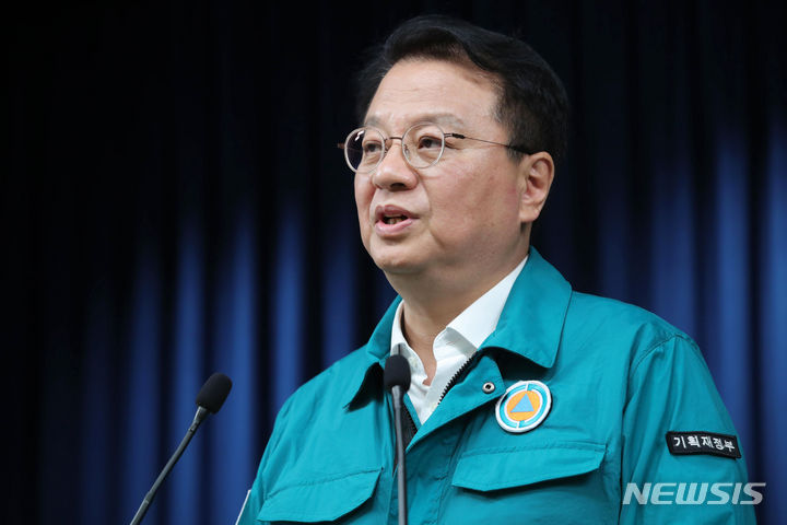 [서울=뉴시스] 홍효식 기자 = 신임 국무조정실정으로 내정된 방기선 기획재정부 제1차관이 22일 서울 용산 대통령실 청사에서 소감을 밝히고 있다. 2023.08.22. yesphoto@newsis.com