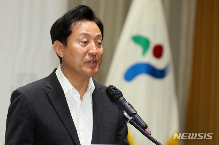 [서울=뉴시스] 조성봉 기자 = 22일 오후 서울 중구 시청 대회의실에서 열린 가족돌봄청년 지원을 위한 업무협약식에서 오세훈 서울시장이 인사말 을 하고 있다. 서울시는 한국토지주택공사,주식회사365mc,초록우산,희망친구기아대책,효림의료재단,서울특별시사회복지협의회와 다자간업무협약을 체결했다. 2023.08.22. suncho21@newsis.com