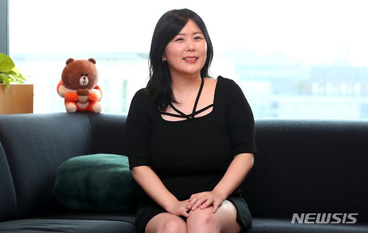 [서울=뉴시스] 김선웅 기자 = 아르헨티나 교포 2세로 스페인어권 국가에 한국 문화를 소개하는 콘텐츠 크리에이터 릴리언니(송릴리아나)가 지난달 22일 서울 강남구 틱톡코리아에서 뉴시스와 인터뷰를 갖고 사진촬영을 하고 있다. 2023.08.22. mangusta@newsis.com