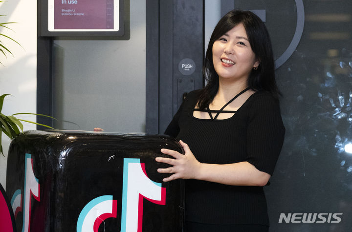 [서울=뉴시스] 김선웅 기자 = 아르헨티나 교포 2세로 스페인어권 국가에 한국 문화를 소개하는 콘텐츠 크리에이터 릴리언니(송릴리아나)가 지난달 22일 서울 강남구 틱톡코리아에서 뉴시스와 인터뷰를 갖고 사진촬영을 하고 있다. 2023.08.22. mangusta@newsis.com