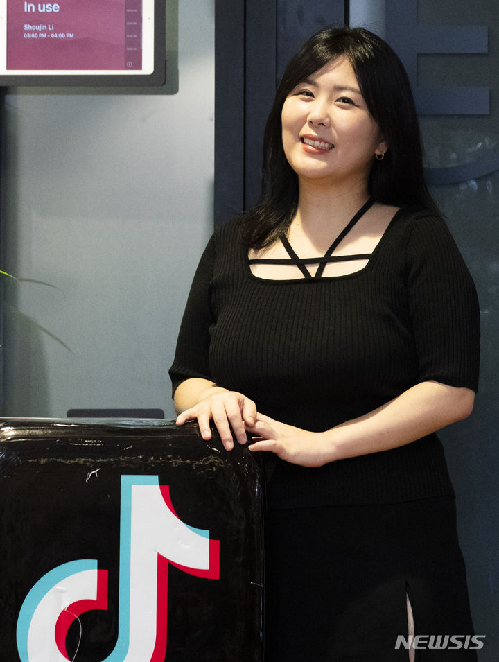 [서울=뉴시스] 김선웅 기자 = 아르헨티나 교포 2세로 스페인어권 국가에 한국 문화를 소개하는 콘텐츠 크리에이터 릴리언니(송릴리아나)가 지난달 22일 서울 강남구 틱톡코리아에서 뉴시스와 인터뷰를 갖고 사진촬영을 하고 있다. 2023.08.22. mangusta@newsis.com