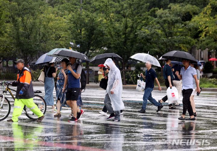 [서울=뉴시스] 조성봉 기자 = 비가 내린 22일 오후 서울 종로구 광화문 네거리에서 시민들이 우산을 쓰고 발걸음을 재촉하고 있다. 2023.08.22. suncho21@newsis.com