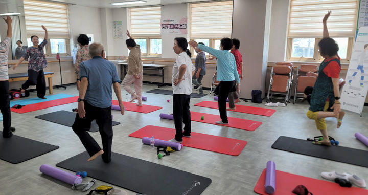 [곡성=뉴시스] 전남 곡성군 농업인재활센터에서 맞춤형 건강 관리 서비스 제공. (사진=곡성군청 제공). photo@newsis.com *재판매 및 DB 금지