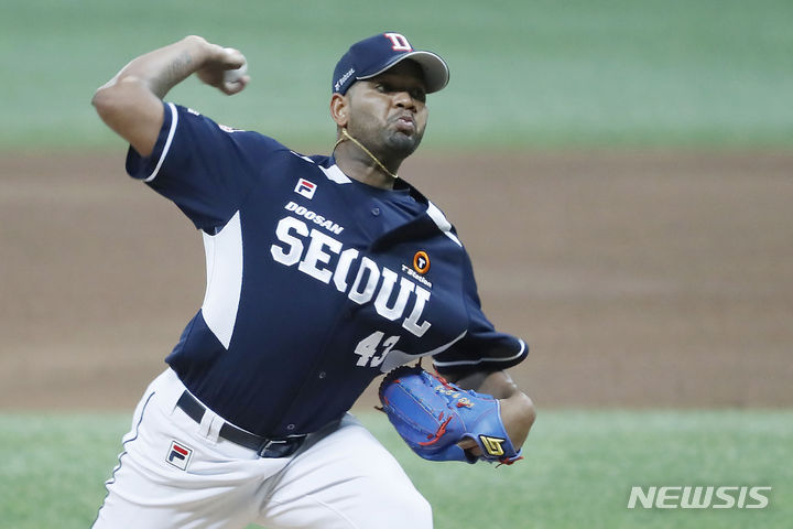 [서울=뉴시스] 최동준 기자 = 지난 2023년 8월22일 서울 구로구 고척스카이돔에서 열린 2023 KBO리그 두산 베어스 대 키움 히어로즈의 경기, 두산 선발 알칸타라가 역투하고 있다. 2023.08.22. photocdj@newsis.com