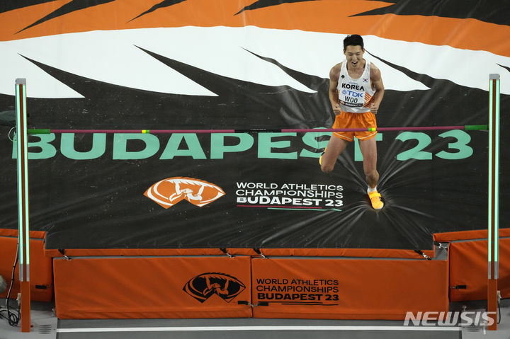 [부다페스트=AP/뉴시스] 우상혁이 22일(현지시각) 헝가리 부다페스트 국립육상경기장에서 열린 2023 세계육상선수권대회 남자 높이뛰기 결선에서 바를 넘은 후 환호하고 있다. 우상혁은 최종 2m29를 넘어 6위를 기록했다. 2023.08.23.
