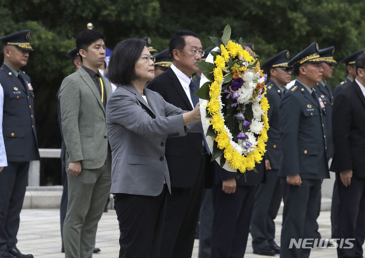 [진먼다오(대만)=AP/뉴시스]차이잉원(蔡英文) 대만 총통이 1958년 중국의 진먼다오(金門島) 포격 65주년을 맞아 진먼다오의 전쟁기념관을 찾아 헌화하고 있다. 그녀는 이날 대만의 자위권 강화를 거듭 다짐했다. 2023.08.23.