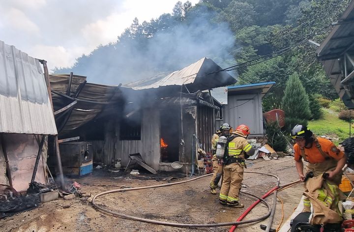 소방관들이 영양군 한 고추 건추 창고에서 발생한 화재를 진압하고 있다. (사진=영양입암119안전센터 제공) *재판매 및 DB 금지