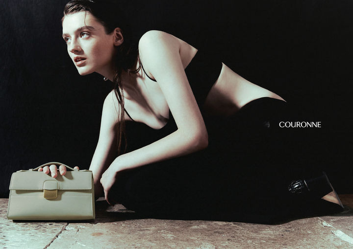 쿠론_23FW_뉴클래식(New Classic)_캠페인컷(사진=코오롱FnC 제공) *재판매 및 DB 금지