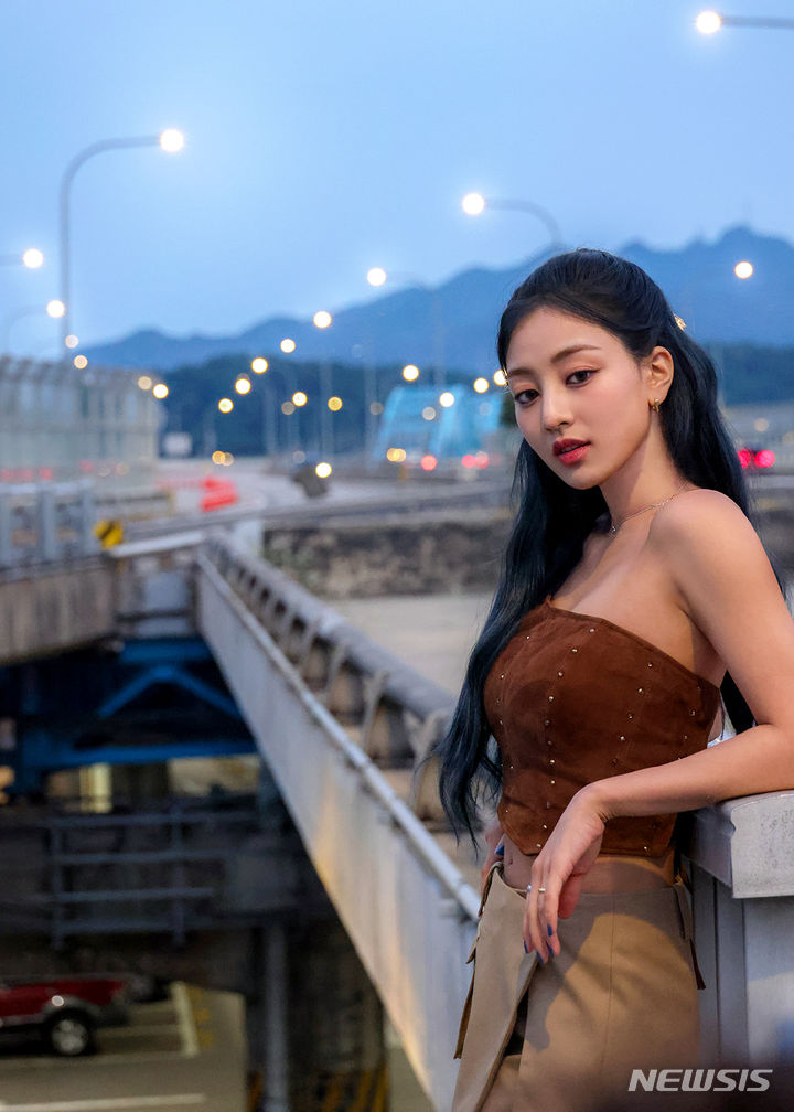 [서울=뉴시스] 그룹 '트와이스' 지효 솔로 데뷔곡 '킬링 미 굿(Killin' Me Good)' 뮤직비디오 비하인드 컷 (사진= JYP,엔터테인먼트 제공) 2023.08.23. photo@newsis.com