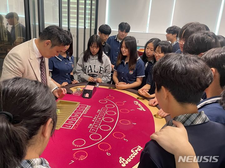  카지노 실습을 하는 경기관광고 학생들