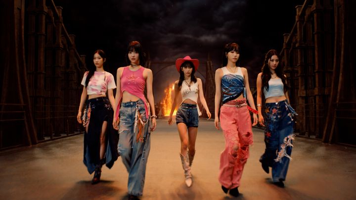 [서울=뉴시스] 4세대 K팝 간판 그룹 '르세라핌(LE SSERAFIM)'이 일본 싱글 2집 '언포기븐(UNFORGIVEN)'을 발매했다. (사진=쏘스뮤직 제공) 2023.08.23. photo@newsis.com *재판매 및 DB 금지