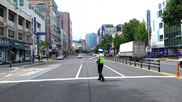 [대전=뉴시스] 조명휘 기자 = 대전경찰이 23일 오후 2시 민방위 훈련 공습경보 발령에 따라 서구 용문역 일원에서 차량을 통제하고 있다. 2023.08.23. joemedia@newsis.com *재판매 및 DB 금지