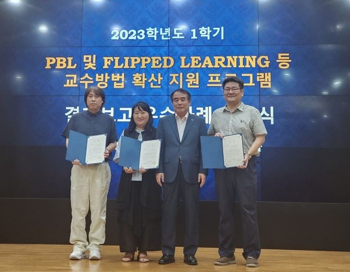 이달영(오른쪽 두번째) 총장과 수상자들 *재판매 및 DB 금지