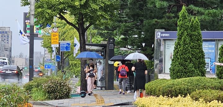 [수원=뉴시스] 양효원 기자 = 전 국민이 참여하는 공습 대비 민방위 훈련 열린 23일 오후 2시 경기 수원시 팔달구 수원시청 앞을 시민들이 지나다니고 있다. 2023.8.23. hyo@newsis.com *재판매 및 DB 금지