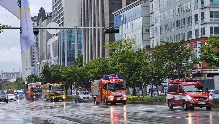 [수원=뉴시스] 양효원 기자 = 전 국민이 참여하는 공습 대비 민방위 훈련 열린 23일 오후 2시께 경기 수원시 팔달구 수원시청 앞을 지나는 '소방차 길 터주기' 훈련 모습. 2023.8.23. hyo@newsis.com *재판매 및 DB 금지