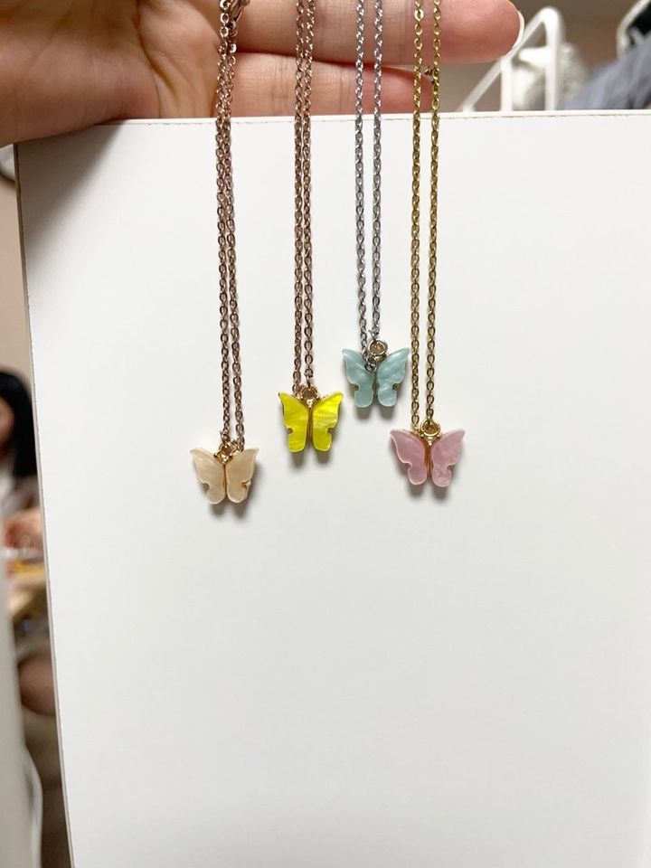 [통영=뉴시스] 신정철 기자= 일본군‘위안부’할머니와함께하는통영거제시민모임은 23일 산청고등학교 학생들이 ‘나비 팔찌’를 직접 디자인·제작하여 판매한 수익금 141만6000원을 기부했다고 밝혔다.사진은 학생들이 제작 판매한 나비 팔찌 모습.(사진=통영거제시민모임 제공).2023.08.23. photo@newsis.com *재판매 및 DB 금지