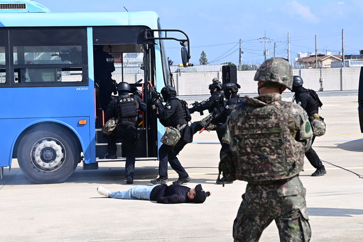 [대구=뉴시스] 대구시 동구는 23일 대구공항 계류장에서 '2023년 을지연습 실제훈련'을 실시했다. (사진=대구시 동구 제공) 2023..08.23. photo@newsis.com *재판매 및 DB 금지