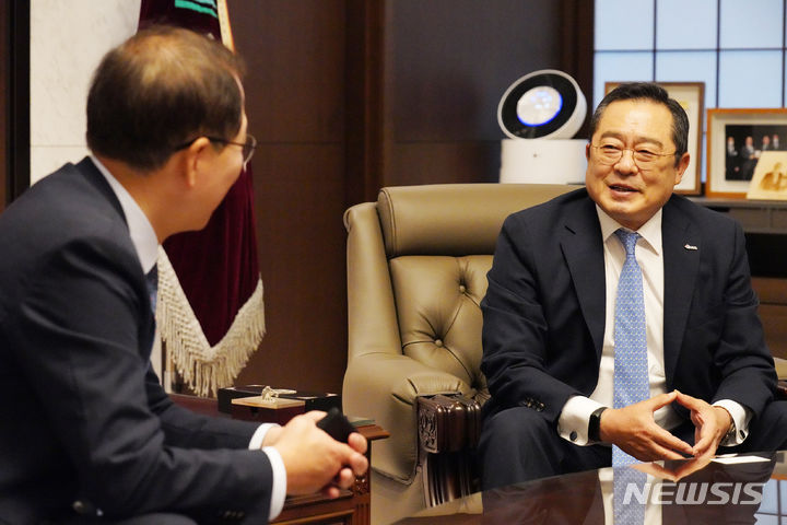 [서울=뉴시스] 조승환 해양수산부 장관이 구자열 한국무역협회 회장과 면담하는 모습. 