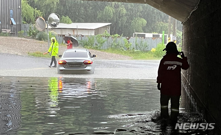 [목포=뉴시스] 이영주 기자 = 소방 당국이 23일 오후 전남 목포시 한 굴다리 아래에서 침수 피해를 겪은 차량 운전자를 구조하고 있다. (사진 = 독자 제공) 2023.08.23. photo@newsis.com