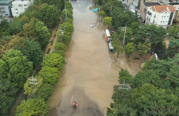 [청주=뉴시스] 안성수 기자 = 지난해 8월23일 충북 청주시 서원구 산남동 1순환로 도로가 기습폭우로 잠겨 소방당국이 배수작업을 벌이는 모습. (사진=충북소방본부 제공) 2023.8.23. photo@newsis.com *재판매 및 DB 금지