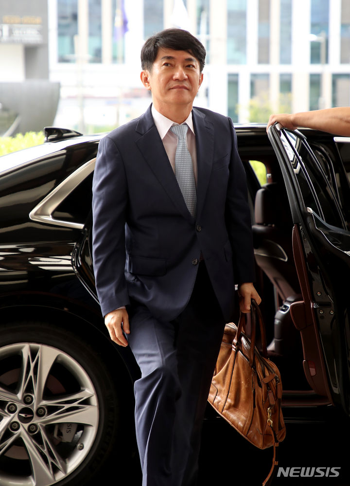 [서울=뉴시스] 최진석 기자 = 이균용 신임 대법원장 내정자가 김명수 대법원장과 면담을 위해 23일 서울 서초구 대법원으로 들어서고 있다. (공동취재사진) 2023.08.23. photo@newsis.com