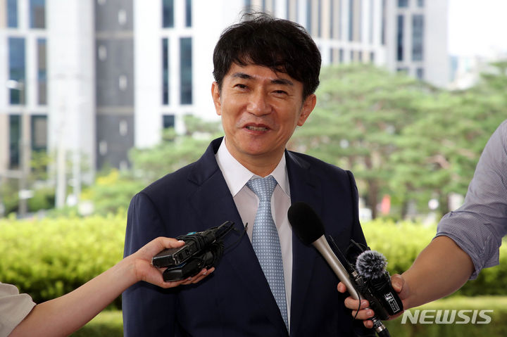 [서울=뉴시스] 최진석 기자 = 이균용 신임 대법원장 내정자가 김명수 대법원장과 면담을 위해 23일 서울 서초구 대법원으로 들어오며 취재진의 질문에 답하고 있다. (공동취재사진) 2023.08.23. photo@newsis.com