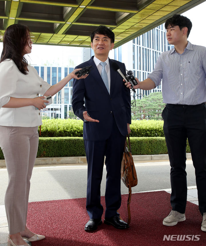 [서울=뉴시스] 최진석 기자 = 이균용 신임 대법원장 내정자가 김명수 대법원장과 면담을 위해 23일 서울 서초구 대법원으로 들어오며 취재진의 질문에 답하고 있다. (공동취재사진) 2023.08.23. photo@newsis.com