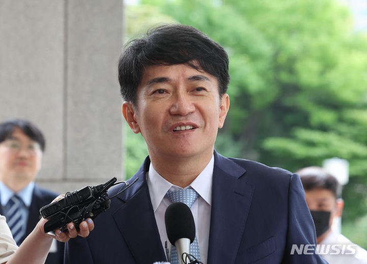 [서울=뉴시스] 최진석 기자 = 이균용 신임 대법원장 내정자가 김명수 대법원장과 면담을 위해 23일 서울 서초구 대법원으로 들어오며 취재진의 질문에 답하고 있다. (공동취재사진) 2023.08.23. photo@newsis.com