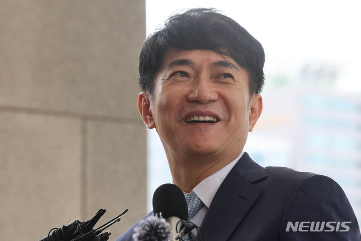[서울=뉴시스] 최진석 기자 = 이균용 신임 대법원장 내정자가 김명수 대법원장과 면담을 위해 23일 서울 서초구 대법원으로 들어오며 취재진의 질문에 답하고 있다. (공동취재사진) 2023.08.23. photo@newsis.com