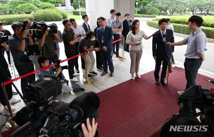 [서울=뉴시스] 최진석 기자 = 이균용 신임 대법원장 내정자가 23일 서울 서초구 대법원으로 김명수 대법원장과 면담을 위해 향하며 취재진의 질문에 답하고 있다. (공동취재사진) 2023.08.23. photo@newsis.com