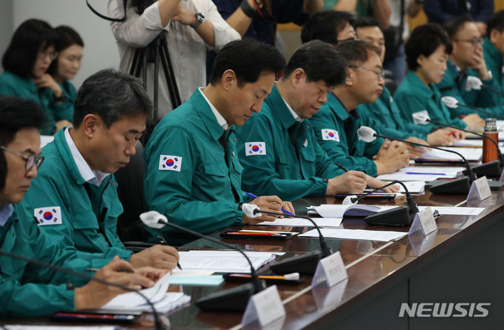 [서울=뉴시스] 고승민 기자 = 오세훈 서울시장이 23일 서울시청에서 무차별 범죄 대응 시-자치구 구청장 회의를 주재하고 있다. 2023.08.23. kkssmm99@newsis.com