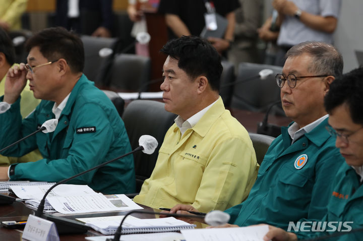 [서울=뉴시스] 고승민 기자 = 오세훈 서울시장이 23일 서울시청에서 무차별 범죄 대응 시-자치구 구청장 회의를 주재하고 있다. 2023.08.23. kkssmm99@newsis.com
