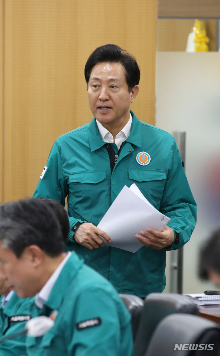 [서울=뉴시스] 고승민 기자 = 오세훈 서울시장이 23일 서울시청에서 열린 무차별 범죄 대응 시-자치구 구청장 회의에 참석하고 있다. 2023.08.23. kkssmm99@newsis.com
