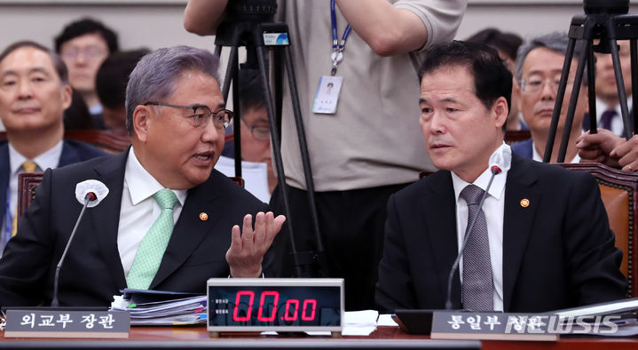 [서울=뉴시스] 이영환 기자 = 박진 외교부 장관과 김영호 통일부 장관이 23일 오전 서울 여의도 국회에서 열린 외교통일위원회 전체회의에서 대화를 하고 있다. 2023.08.23. 20hwan@newsis.com