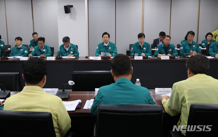 [서울=뉴시스] 고승민 기자 = 오세훈 서울시장이 23일 서울시청에서 무차별 범죄 대응 시-자치구 구청장 회의를 주재하고 있다. 2023.08.23. kkssmm99@newsis.com