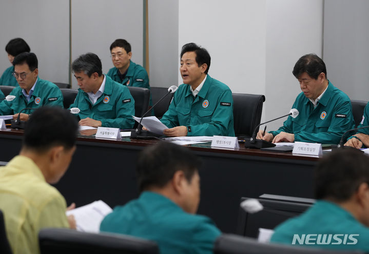[서울=뉴시스] 고승민 기자 = 오세훈 서울시장이 23일 서울시청에서 무차별 범죄 대응 시-자치구 구청장 회의를 주재하고 있다. 2023.08.23. kkssmm99@newsis.com