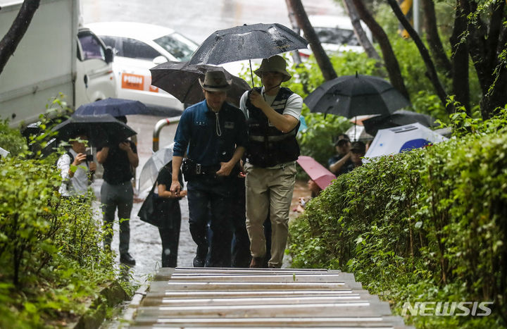 [서울=뉴시스] 정병혁 기자 = 지난 23일 서울 관악구 목골산 둘레길 일대에서 관악경찰서 산악순찰대원들이 순찰을 하고 있다. 관악경찰서는 '관악 둘레길 산악순찰대'를 시범 운영하며 최근 성폭행 사건이 발생한 목골산을 비롯한 관악산 일대 둘레길을 매일 순찰한다고 밝혔다. 2023.08.23. jhope@newsis.com