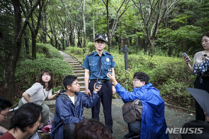[서울=뉴시스] 정병혁 기자 = 박인구 관악경찰서 112실장이 23일 서울 관악구 목골산 둘레길 입구에서 순찰에 앞서 취재진의 질문에 답하고 있다. 관악경찰서는 '관악 둘레길 산악순찰대'를 시범 운영하며 최근 성폭행 사건이 발생한 목골산을 비롯한 관악산 일대 둘레길을 매일 순찰한다고 밝혔다. 2023.08.23. jhope@newsis.com