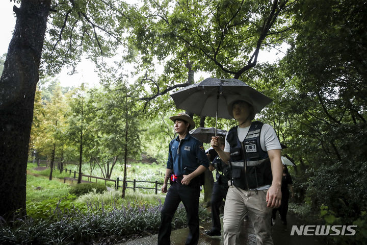[서울=뉴시스] 정병혁 기자 = 23일 서울 관악구 목골산 둘레길 일대에서 관악경찰서 산악순찰대원들이 순찰을 하고 있다. 관악경찰서는 '관악 둘레길 산악순찰대'를 시범 운영하며 최근 성폭행 사건이 발생한 목골산을 비롯한 관악산 일대 둘레길을 매일 순찰한다고 밝혔다. 2023.08.23. jhope@newsis.com