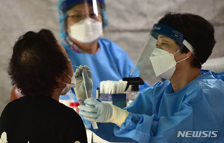 [대구=뉴시스] 이무열 기자 = 정부가 오는 31일 코로나19 감염병 등급을 2급에서 4급으로 하향 조정한다고 밝힌 23일 오전 대구 달서구보건소 선별진료소에서 한 시민이 검사를 받고 있다. 2023.08.23. lmy@newsis.com